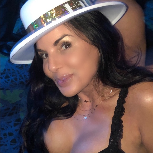 Meet your Posher, Erin - Picture 2 of 2